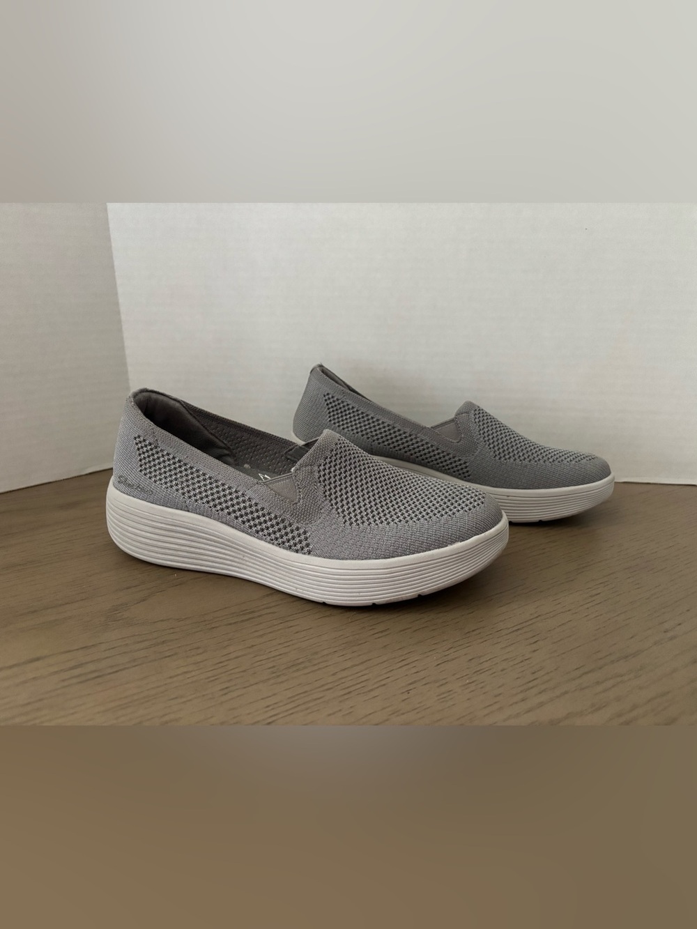 Skechers Modern Comfort Arch Fit Laguna Slip On Shoes Womens Size 9 Gray